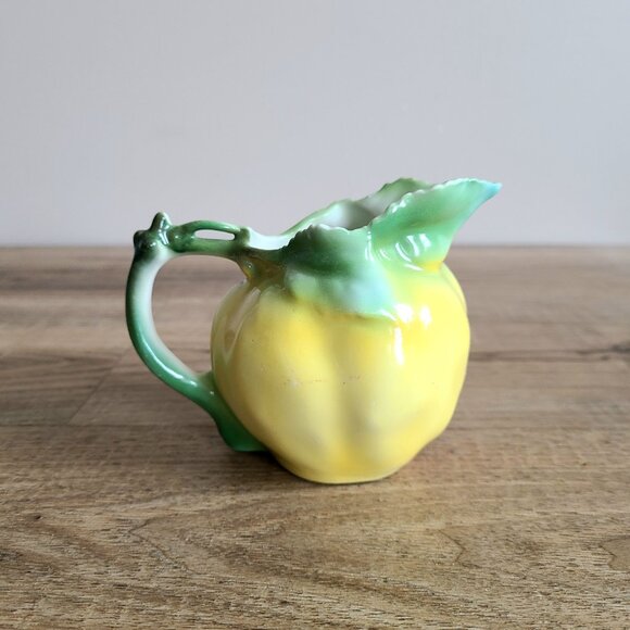 Vintage porcelain Royal Bayreuth Bavaria Apple shape creamer. - Picture 2 of 8